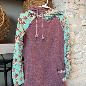 "Like new"- Stylish hooded sweatshirt w/lots of detail